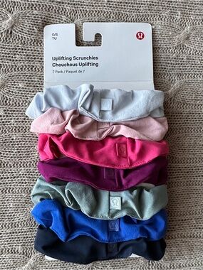 NWT Lululemon 7pc Uplifting Scrunchies